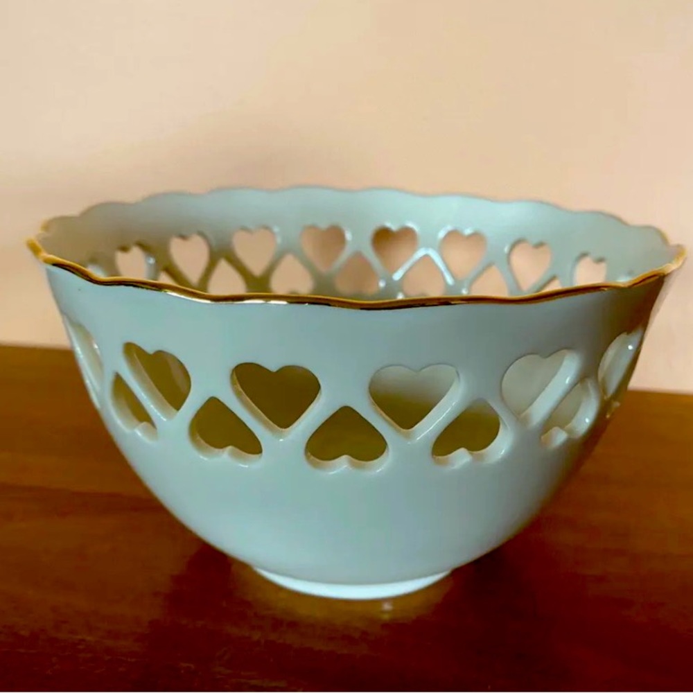 NEW UNUSED LENOX 24 K gold trim porcelain ivory bowl with carved hearts